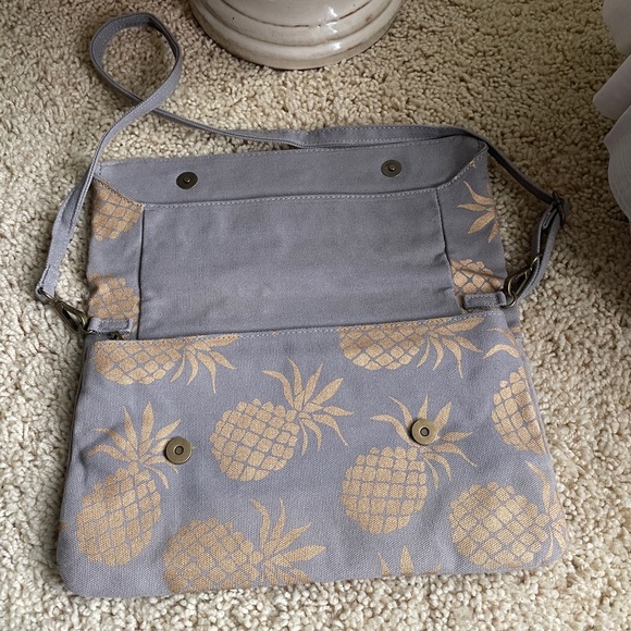 Caribbean Joe Grey & Gold Pineapples Expandable Clutch/Removable Crossbody Strap - Picture 3 of 11